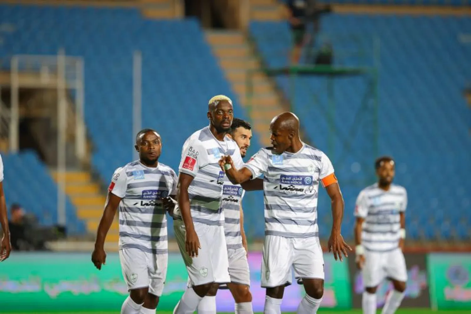 احتفال لاعبي الطائي بعد الهدف الأول في شباك الرائد (رابطة الدوري السعودي للمحترفين)