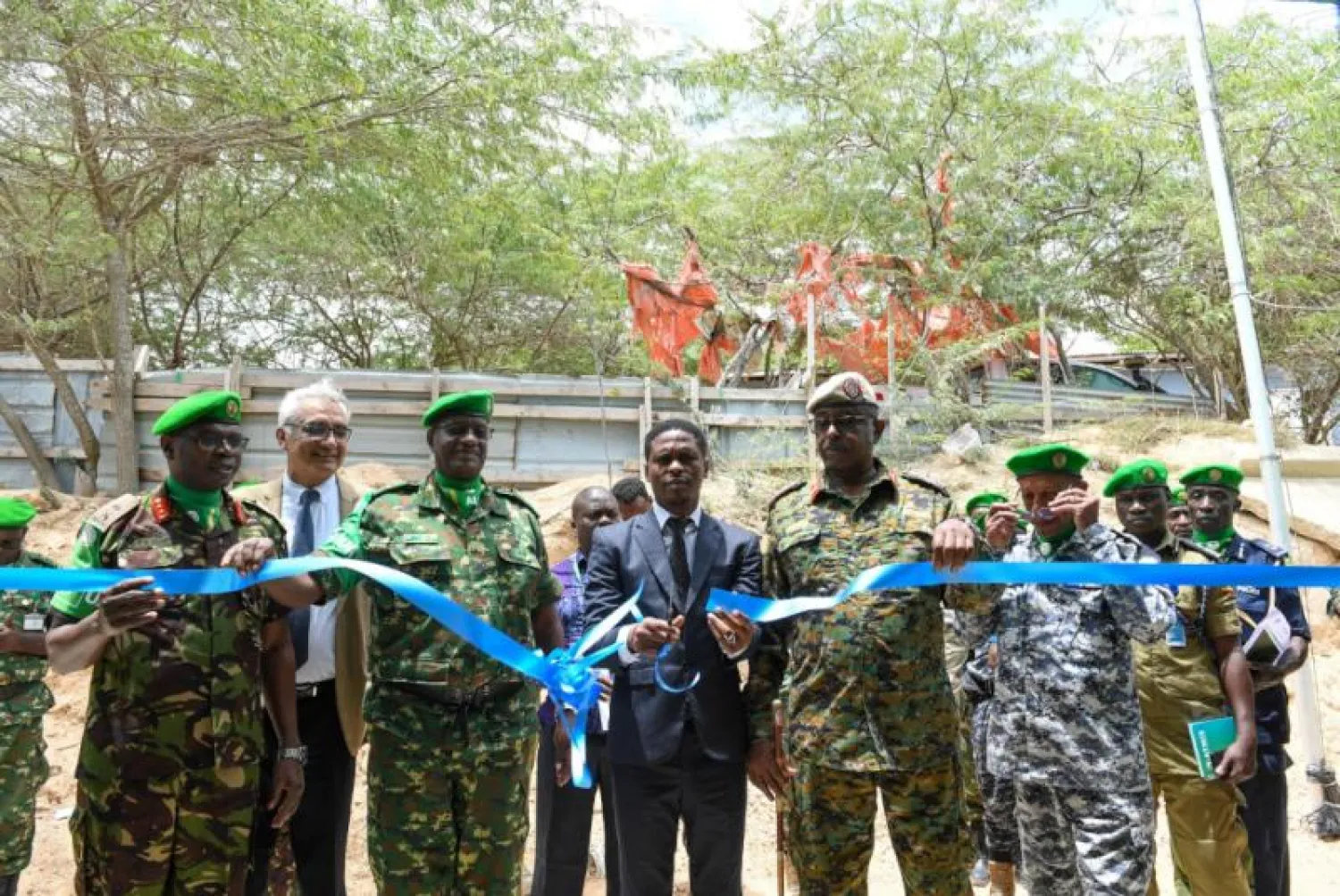 صورة وزّعتها بعثة الاتحاد الأفريقي الانتقالية في الصومال لافتتاح مركز مشترك للعمليات ضد حركة «الشباب»