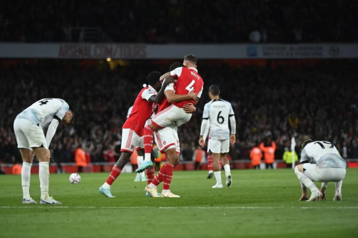 وسط فرحة لاعبي آرسنال تبدو الحسرة على لاعبي ليفربول (إ.ب.أ)