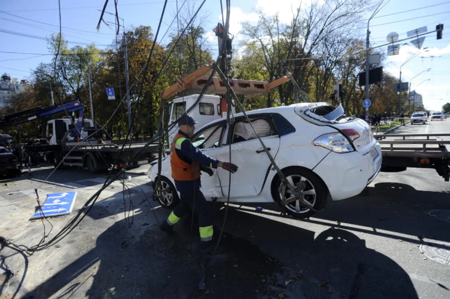 رفع سيارة أصيبت بالقصف الروسي في كييف (د.ب.أ)