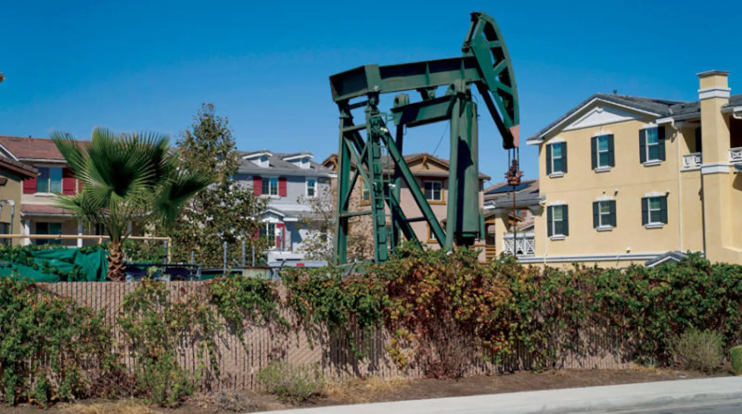 منصة حفر للنفط في مجمع سكني بولاية كاليفورنيا الأميركية (أ.ف.ب)