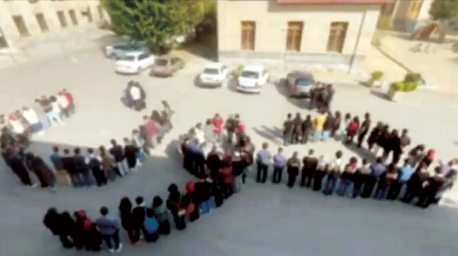 طلبة إيرانيون يقفون على شكل كلمة «خون» أي الدم في كلية الفنون بجامعة طهران أمس