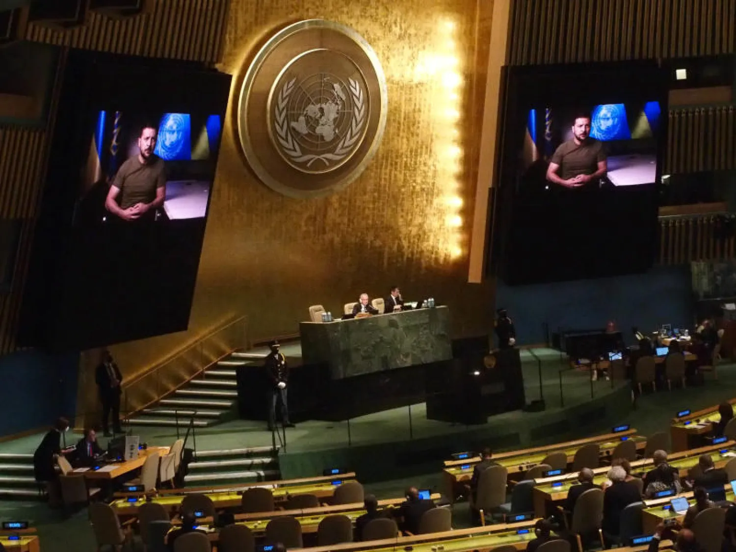 جانب من جلسة للجمعية العامة في الشهر الماضي حيث استمعت للرئيس الأوكراني فولوديمير زيلينسكي (د.ب.أ)