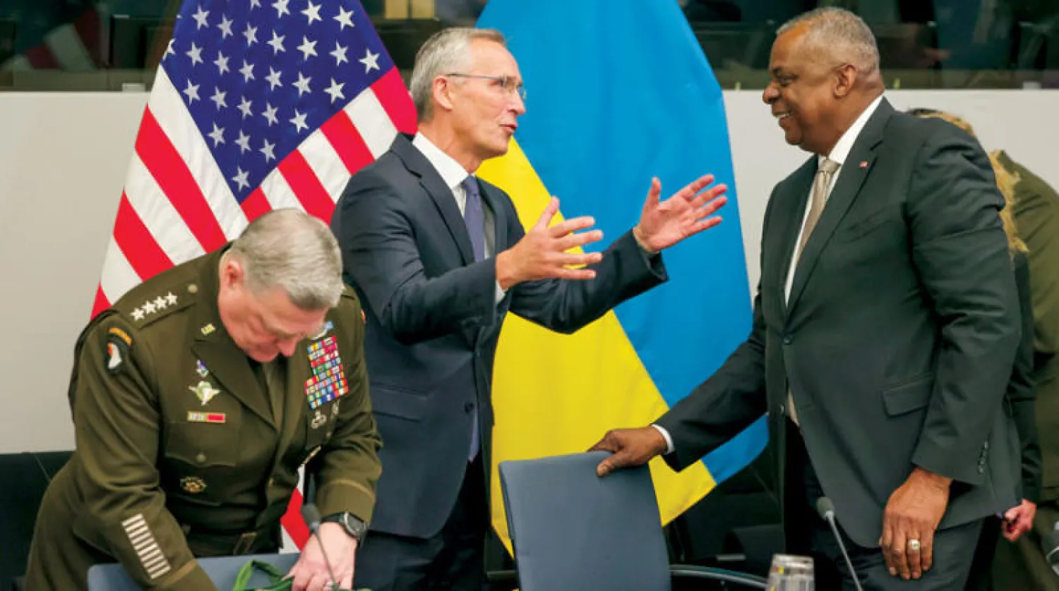 وزير الدفاع الأميركي لويد أوستن (يمين) مع الأمين العام للناتو ينس ستولتنبرغ في مقر الحلف أمس (أ.ب)