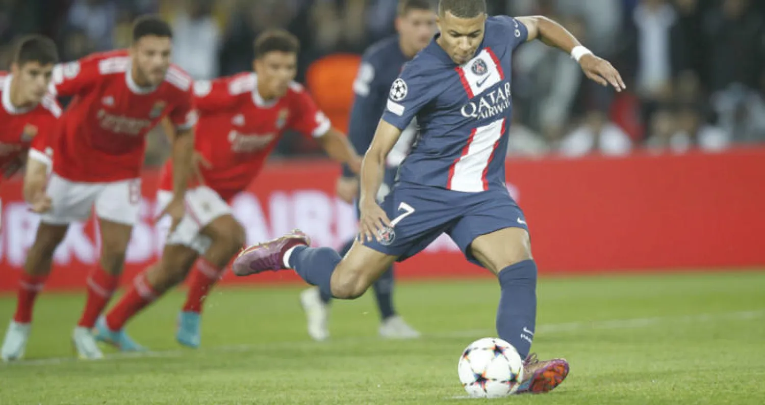 مبابي سجل هدف سان جيرمان في مرمى بنفيكا من ركلة جزاء لكنه أثار الأجواء بتصريحاته (إ.ب.أ)