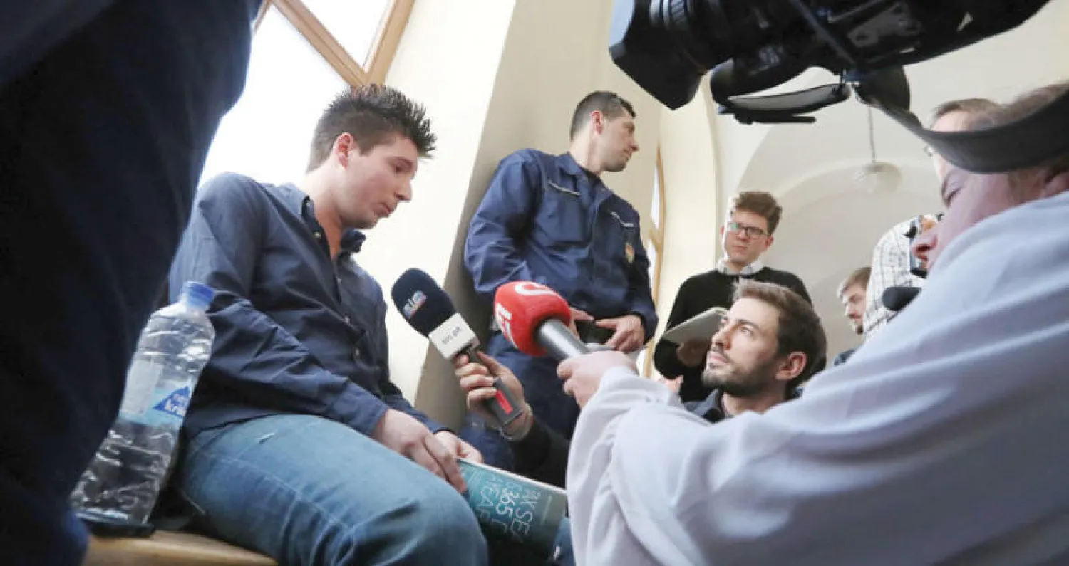 بينتو محاط بالإعلاميين لحظة القبض عليه في 2019 في قضية تسريبات لعمولات وفضائح بكرة القدم وفي الإطار بينتو الذي ما زال يحاكم عاد للواجهة مرة جديدة بالفيلم الوثائقي «لعبة الأسرار» (أ.ف.ب)