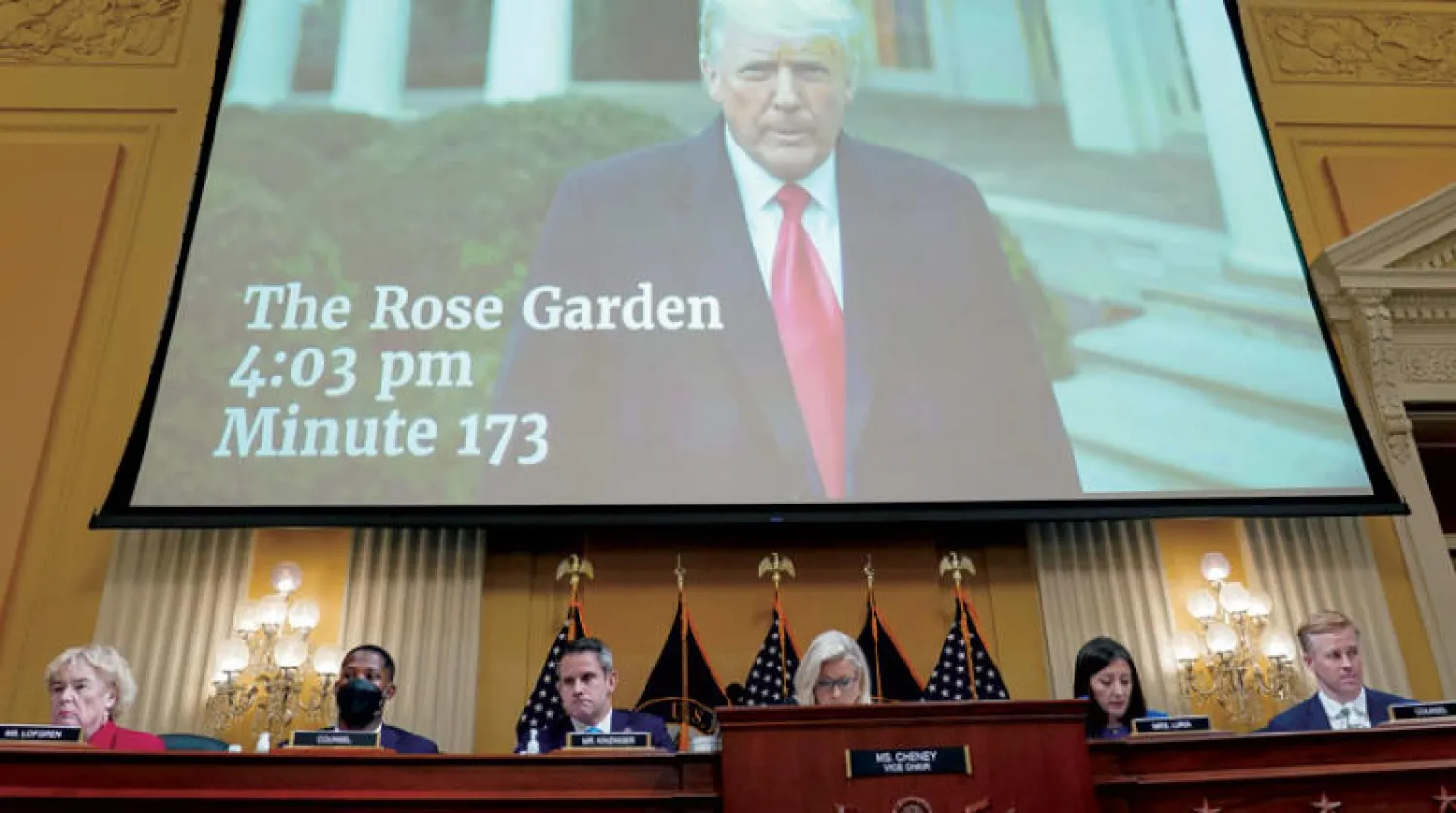 جانب من استعراض فيديو يوم 21 يوليو الماضي أمام لجنة التحقيق النيابية في أحداث «اقتحام الكابيتول»... (أ.ب)