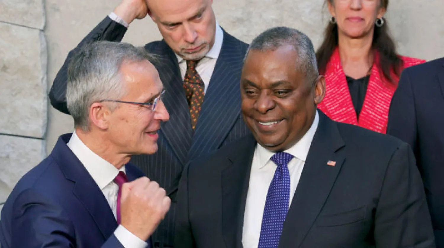 وزير الدفاع الأميركي مع الأمين العام للناتو في بروكسل أمس (أ.ب)