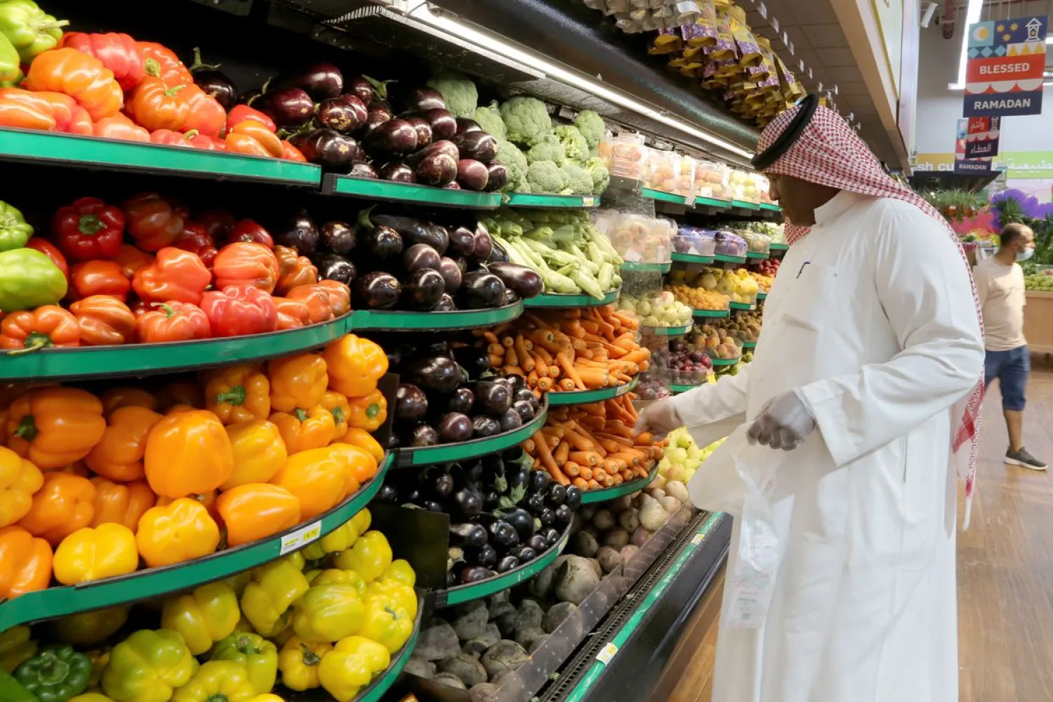 A Saudi man wearing protective gloves buys vegetables at a supermarket, following the outbreak of the coronavirus disease (COVID-19), in Riyadh, Saudi Arabia May 11, 2020. REUTERS/Ahmed Yosri
