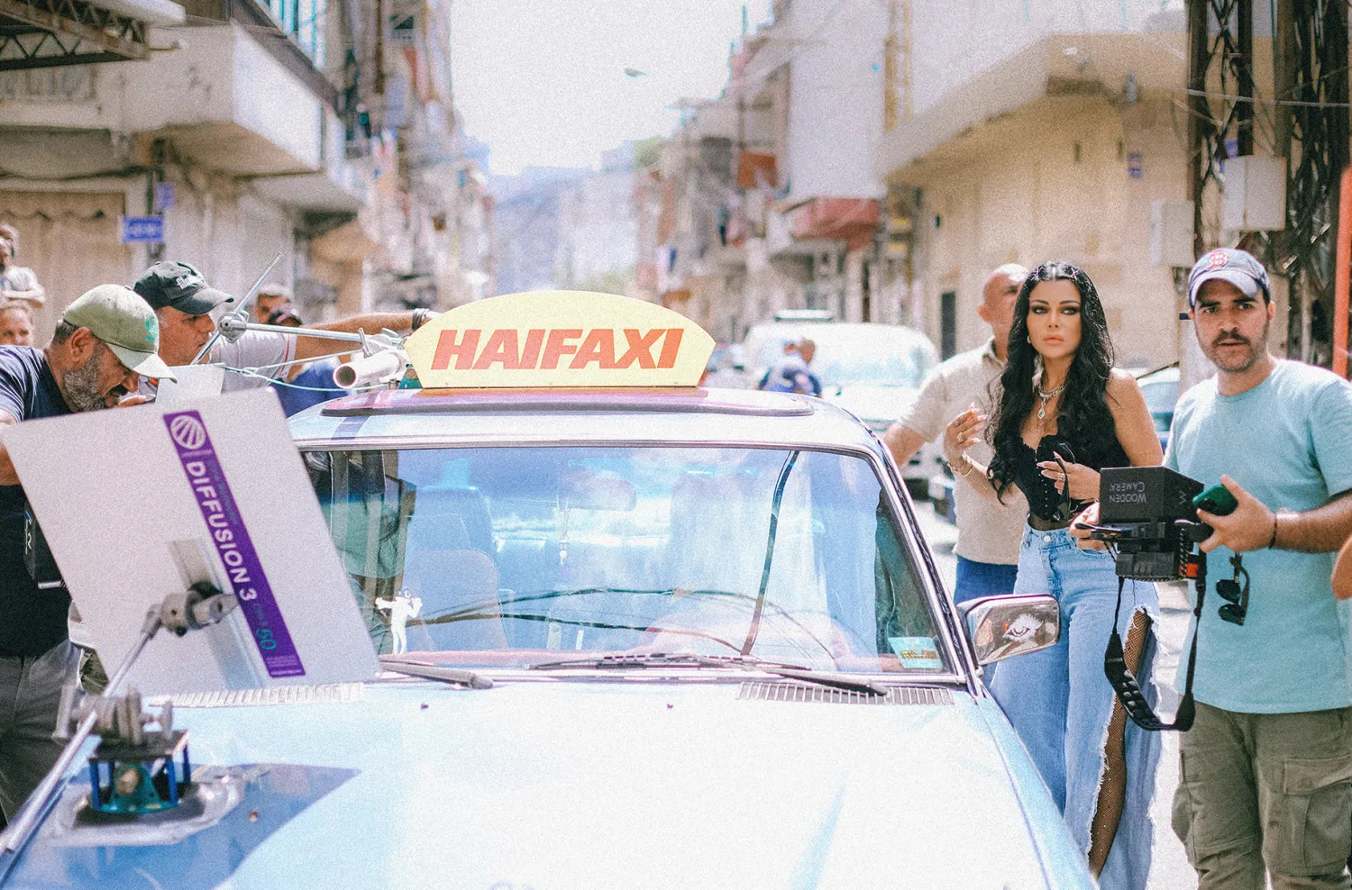 الفنانة هيفاء وهبي والمخرج إيلي فهد خلال تصوير كليب «ولد»