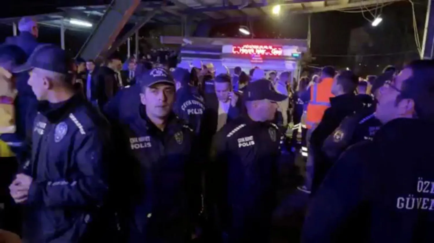 ضباط من الشرطة التركية يقفون خارج منجم الفحم (رويترز)