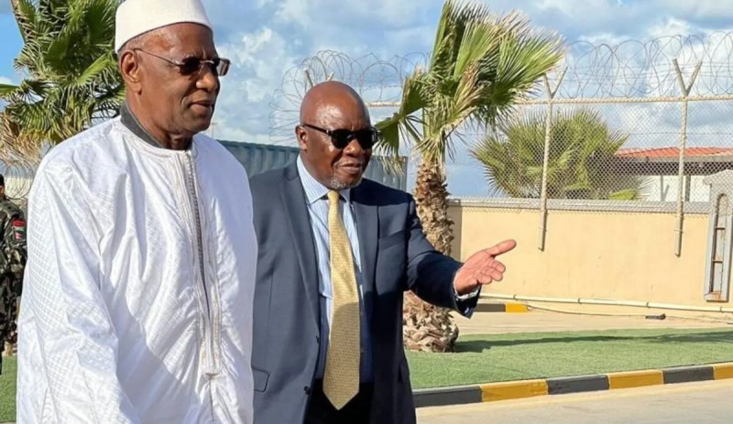 عبد الله باتيلي (يسار) عقب وصوله طرابلس اليوم (البعثة)
