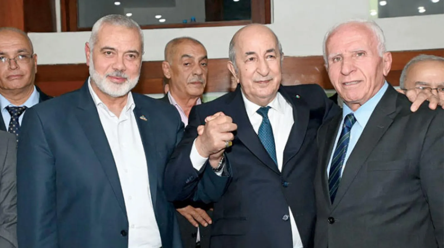 صورة وزعتها الرئاسة الجزائرية لزيارة تبون مقر المؤتمر الفلسطيني (أ.ف.ب)