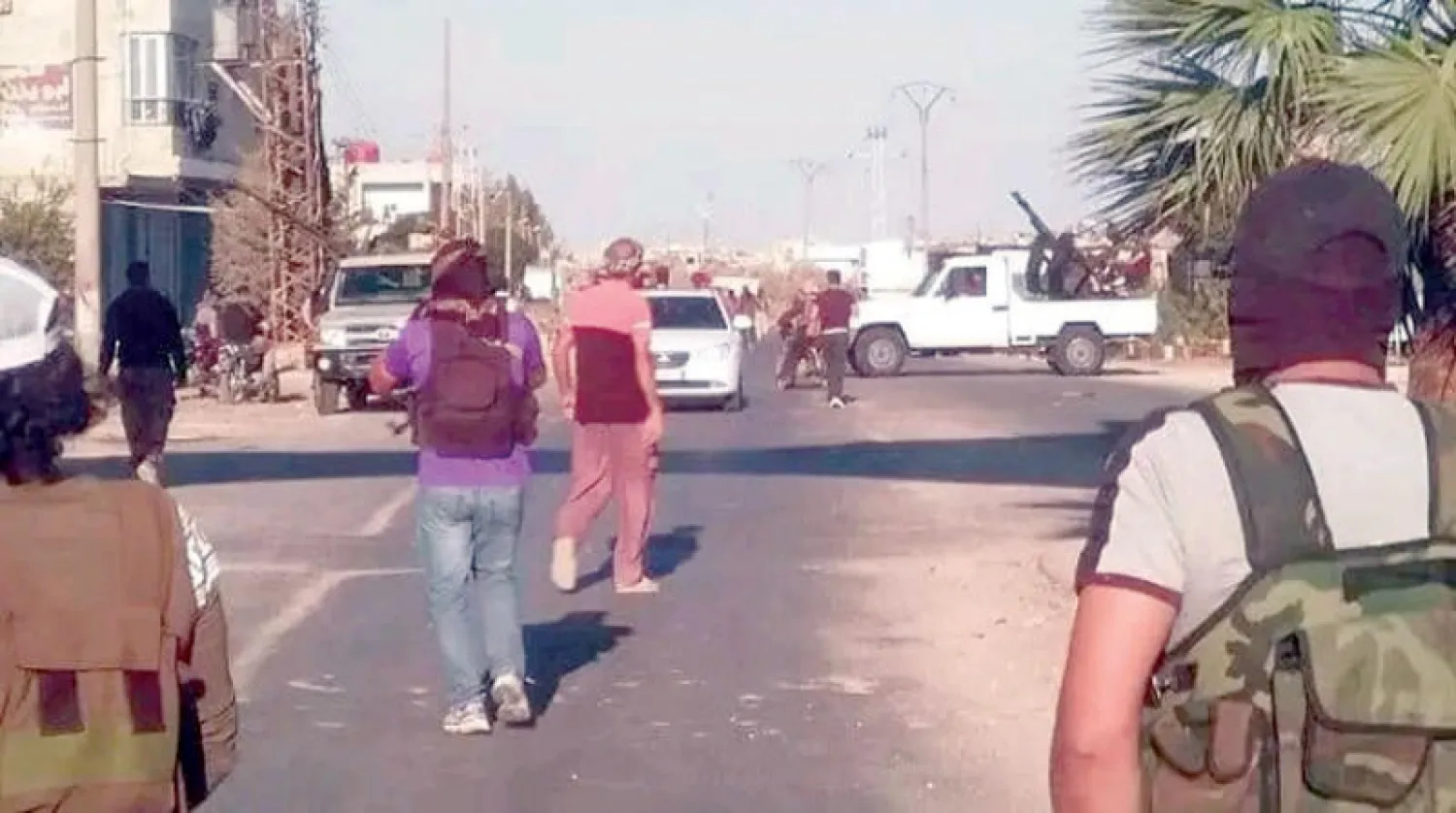 صورة تداولها ناشطون في درعا لمقاتلين محليين في أحد شوارع مدينة جاسم