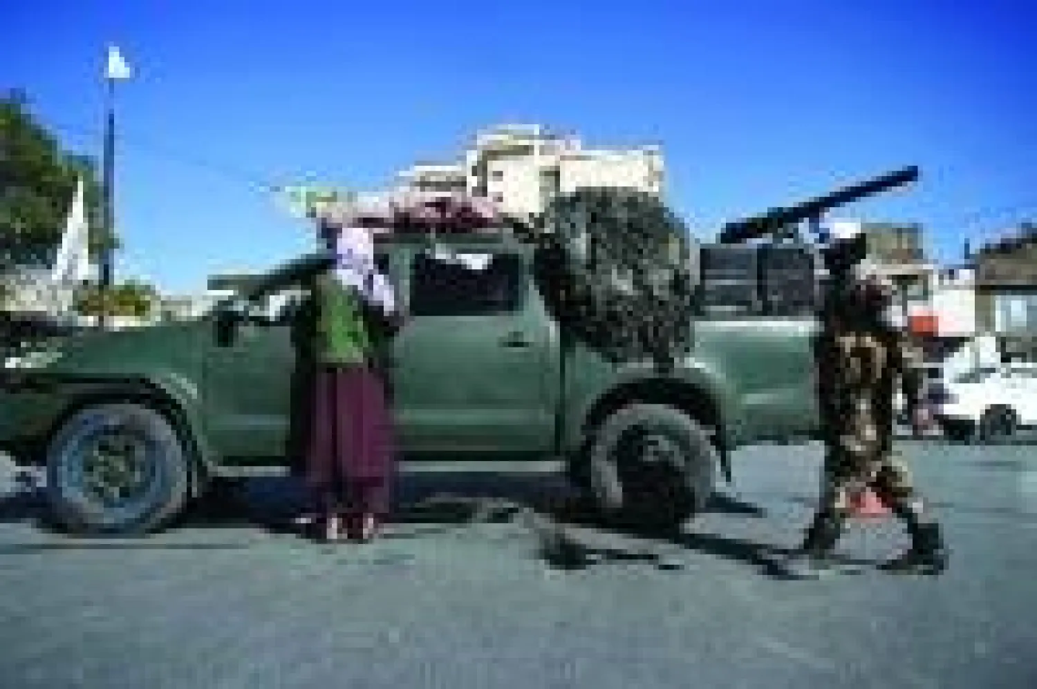 عناصر من «طالبان» يقفون في حراسة خلال قيامهم بإغلاق طريق بالقرب من جامعة كابل بعد هجوم إرهابي الأسبوع الماضي (أ.ف.ب)