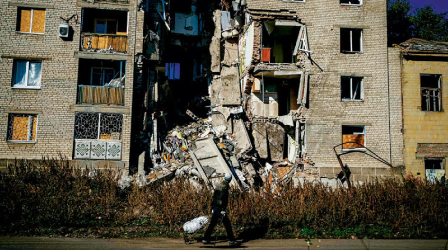 آثار القصف على مبنى سكني في باخموت السبت (أ.ف.ب)