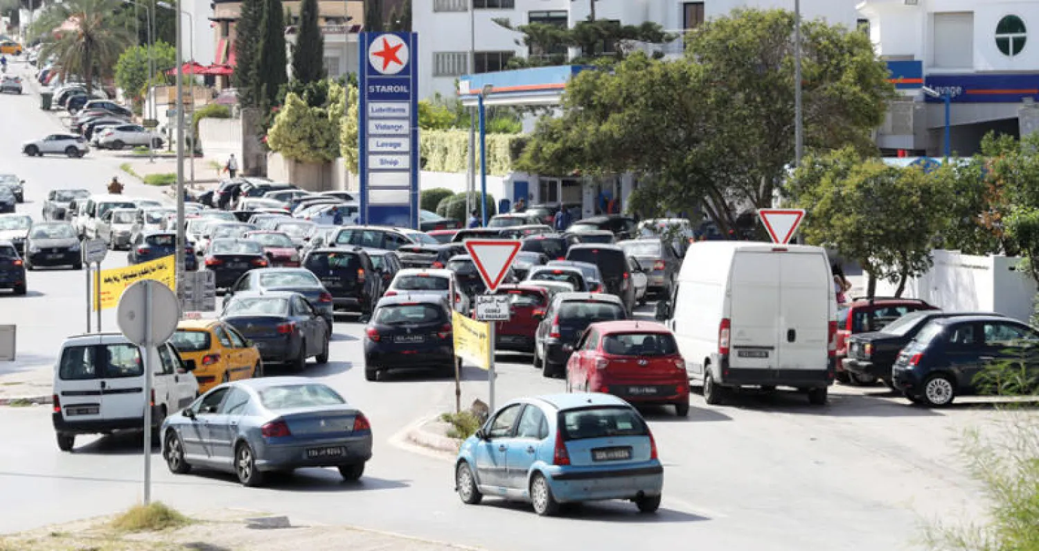 طابور سيارات أمام محطة وقود في تونس  التي تشهد أزمة نقص بنزين (إ.ب.أ)