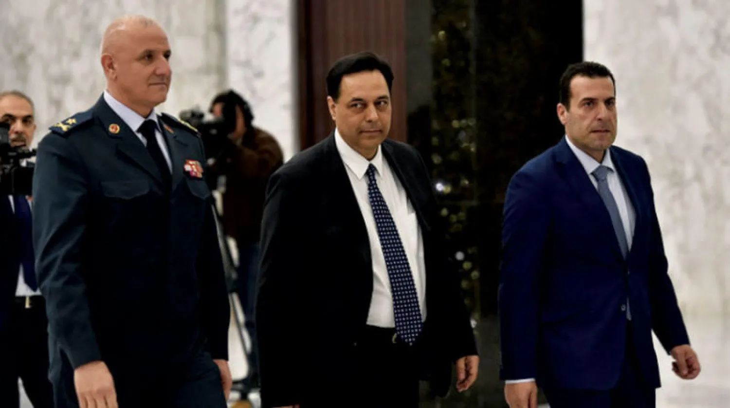 ضابط يرافق حسان دياب لدى وصوله الى قصر بعبدا عندما كان رئيس للحكومة (دالاتي ونهرا)