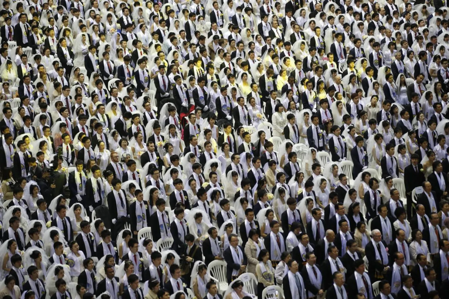 Düzenlediği toplu nikah törenleriyle tüm dünyada ünlenen Moon Tarikatı'nın bazı etkinliklerine Abe de katılmış ve eleştiri toplamıştı (Reuters)

