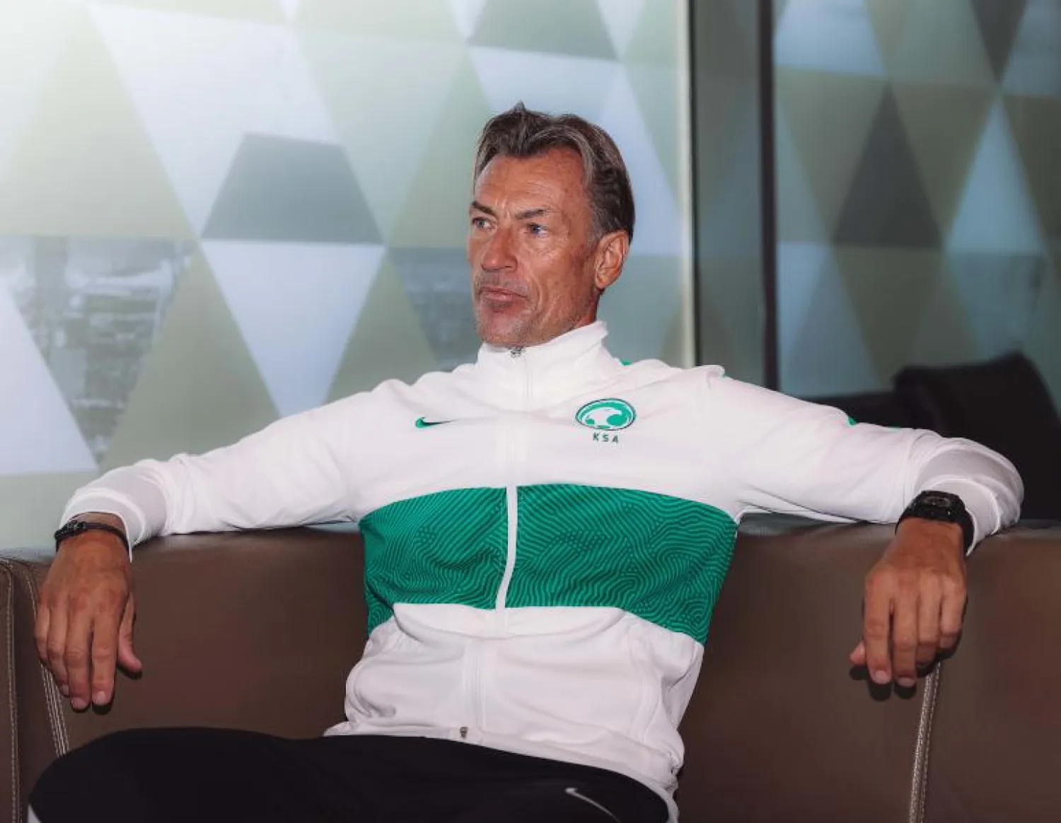 يعمل رينارد على تجهيز المنتخب السعودي في معسكر أبوظبي قبل انطلاقة المونديال (الشرق الأوسط)