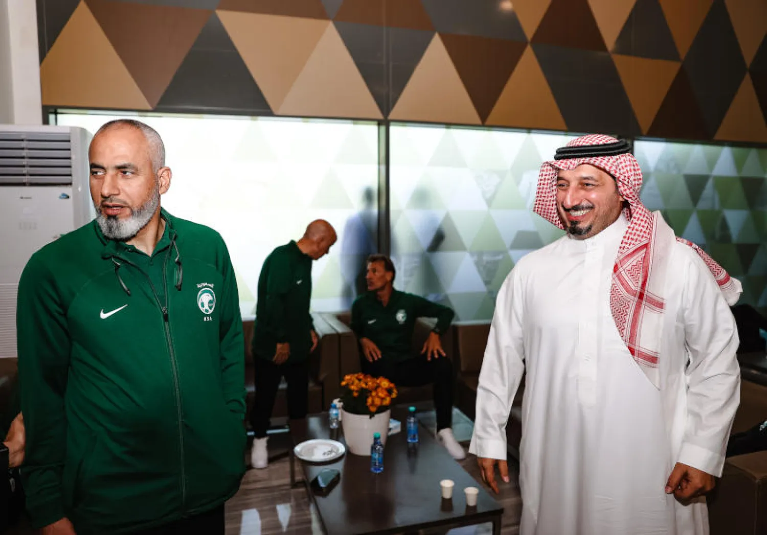 ياسر المسحل خلال حضوره في المطار للالتقاء بلاعبي المنتخب السعودي قبل المغادرة (الشرق الأوسط)