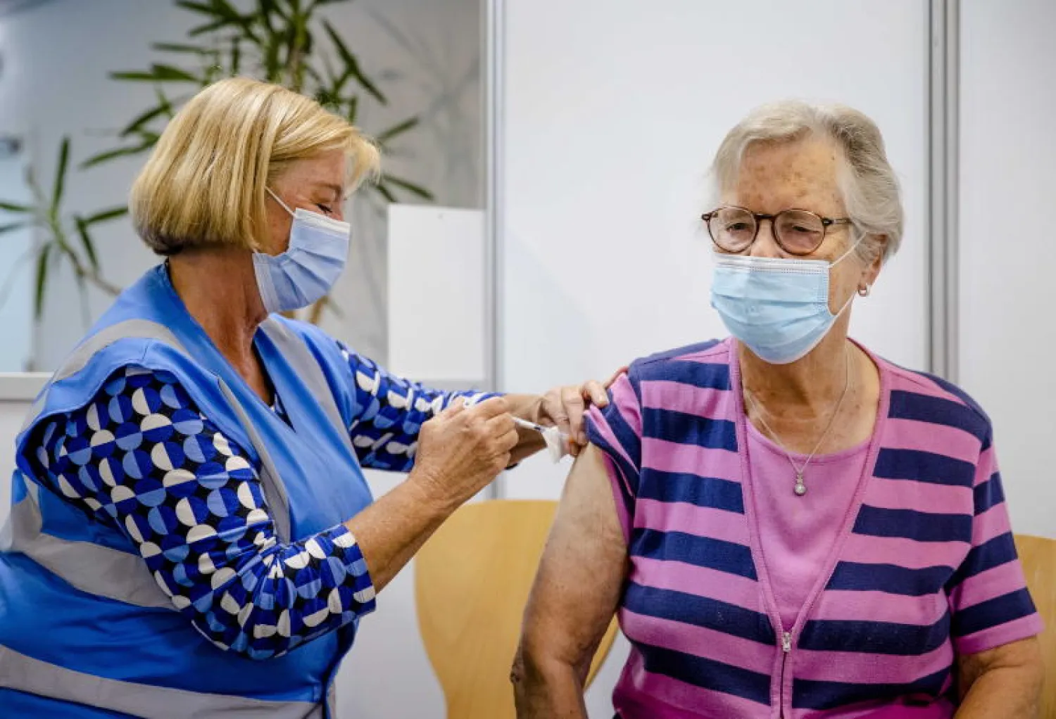 سيدة تتلقى لقاحا في هولندا(إ.ب.أ)