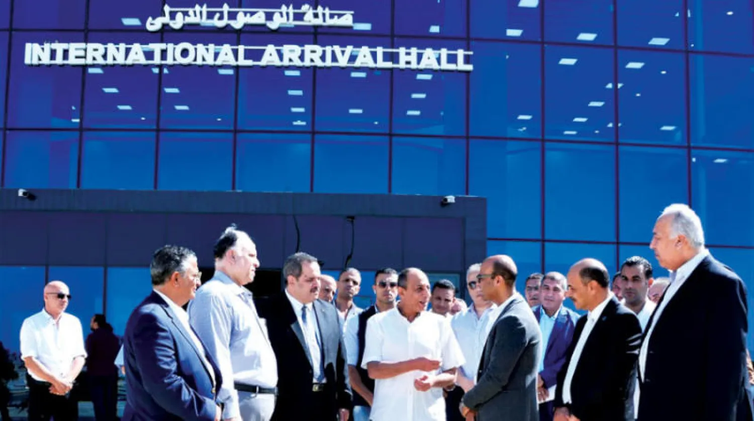 وزير الطيران المدني المصري خلال جولة في أحد المطارات الجديدة (الحكومة المصرية)