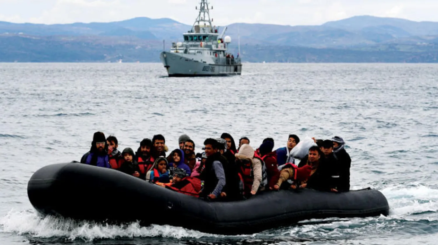 صورة أرشيفية للاجئين قرب جزيرة ليسبوس اليونانية (أ.ب)