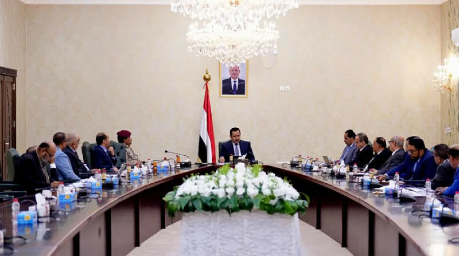 اجتماع مجلس الوزراء اليمني برئاسة معين عبد الملك في عدن أمس (سبأ)