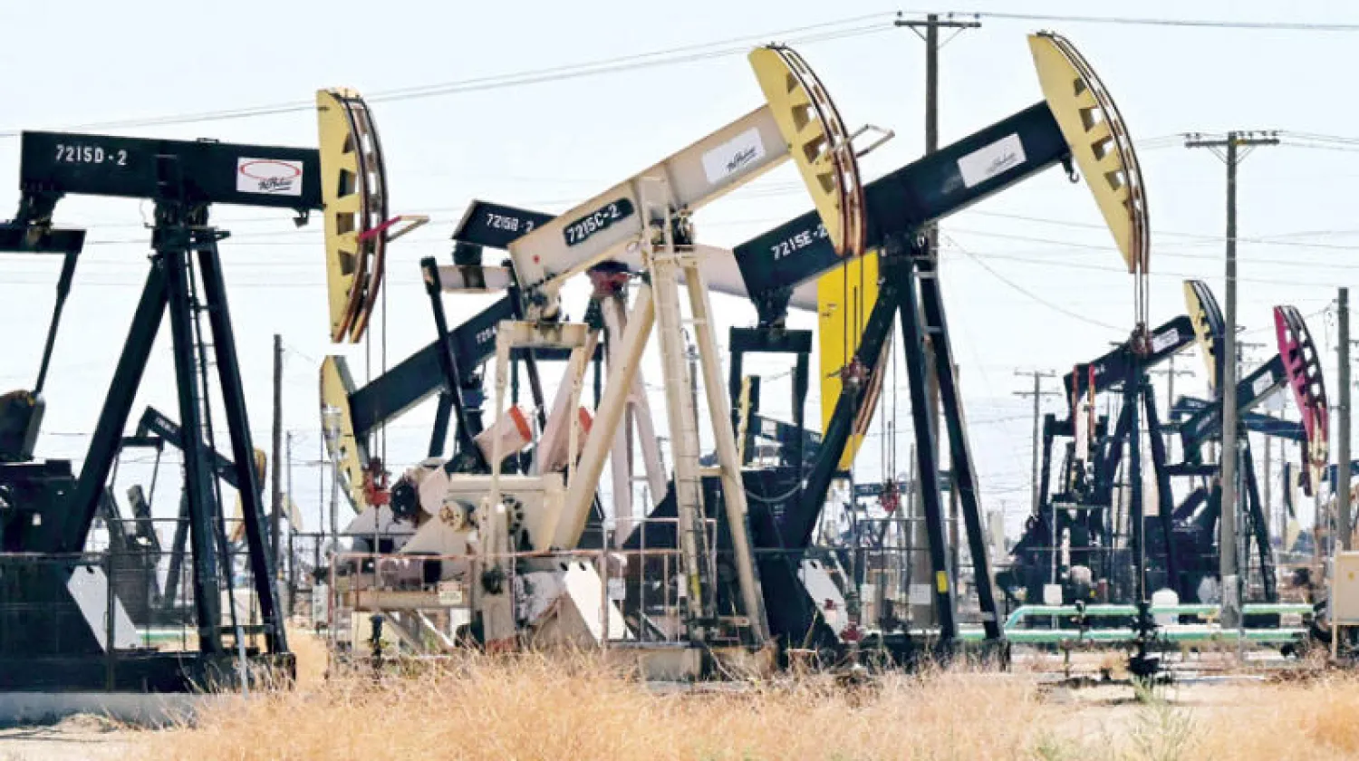 تراجع المخزونات الأميركية يدعم ارتفاع أسعار النفط والسحب من الاحتياطي يضغط عليه (أ.ف.ب)