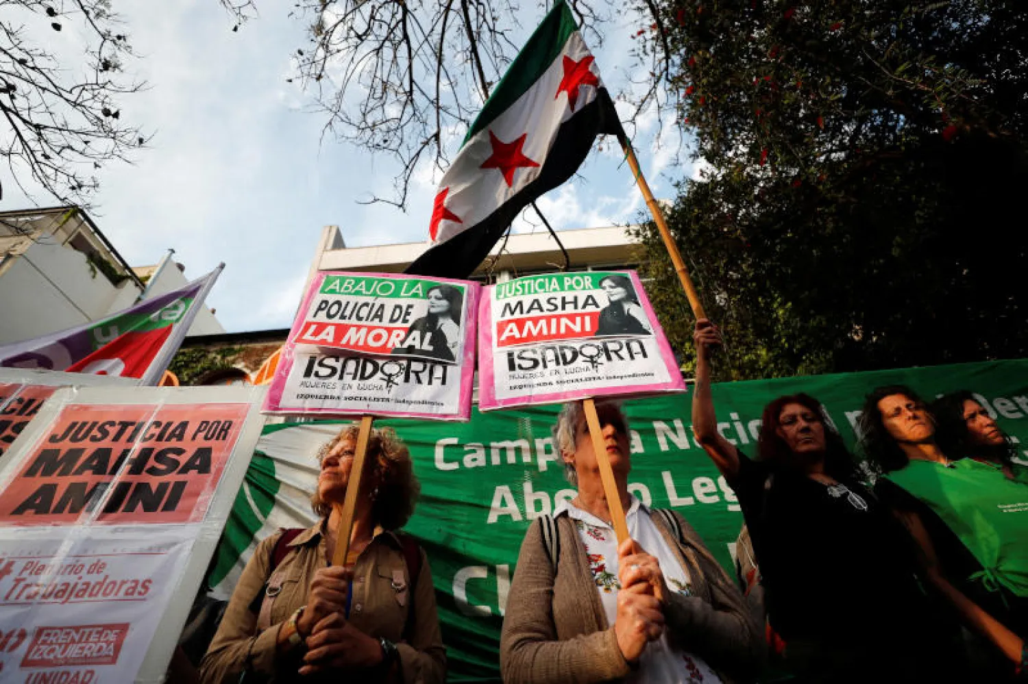 من مظاهرة مؤيدة لانتفاضة الإيرانيين أمام سفارة طهران في بوينس آيرس (رويترز)