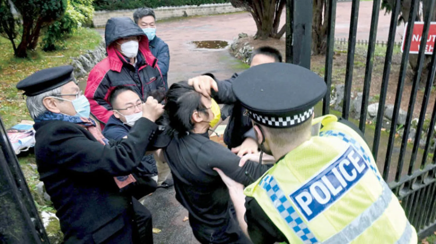 جانب من مواجهات بين متظاهرين وعاملين في القنصلية الصينية بمانشستر الأحد (أ.ف.ب)