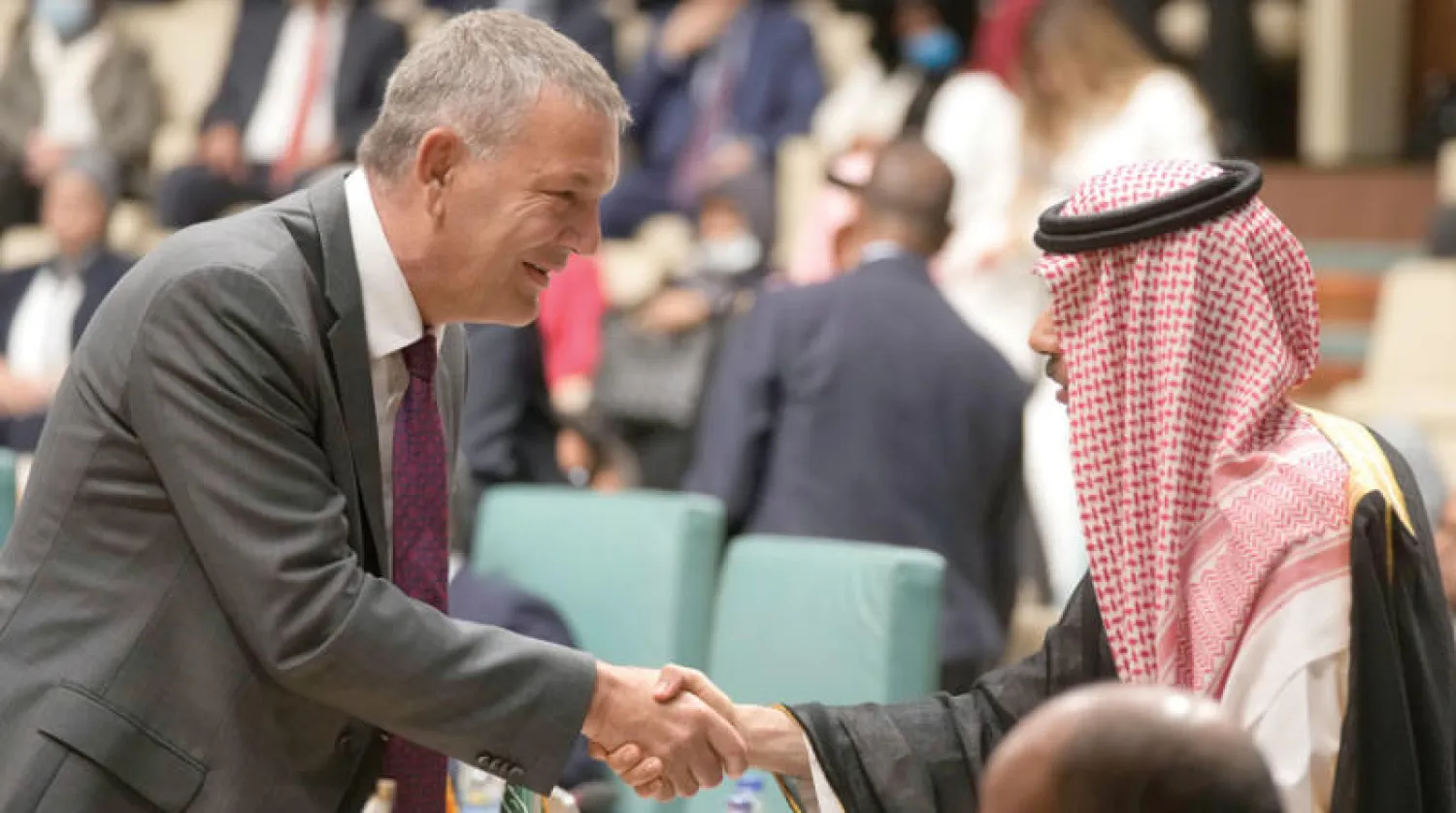 المفوض العام لوكالة «أونروا» فيليب لازاريني يصافح وزير الخارجية السعودي الأمير فيصل بن فرحان خلال الاجتماع السنوي لوزراء الخارجية العرب في القاهرة سبتمبر (أ.ب)
