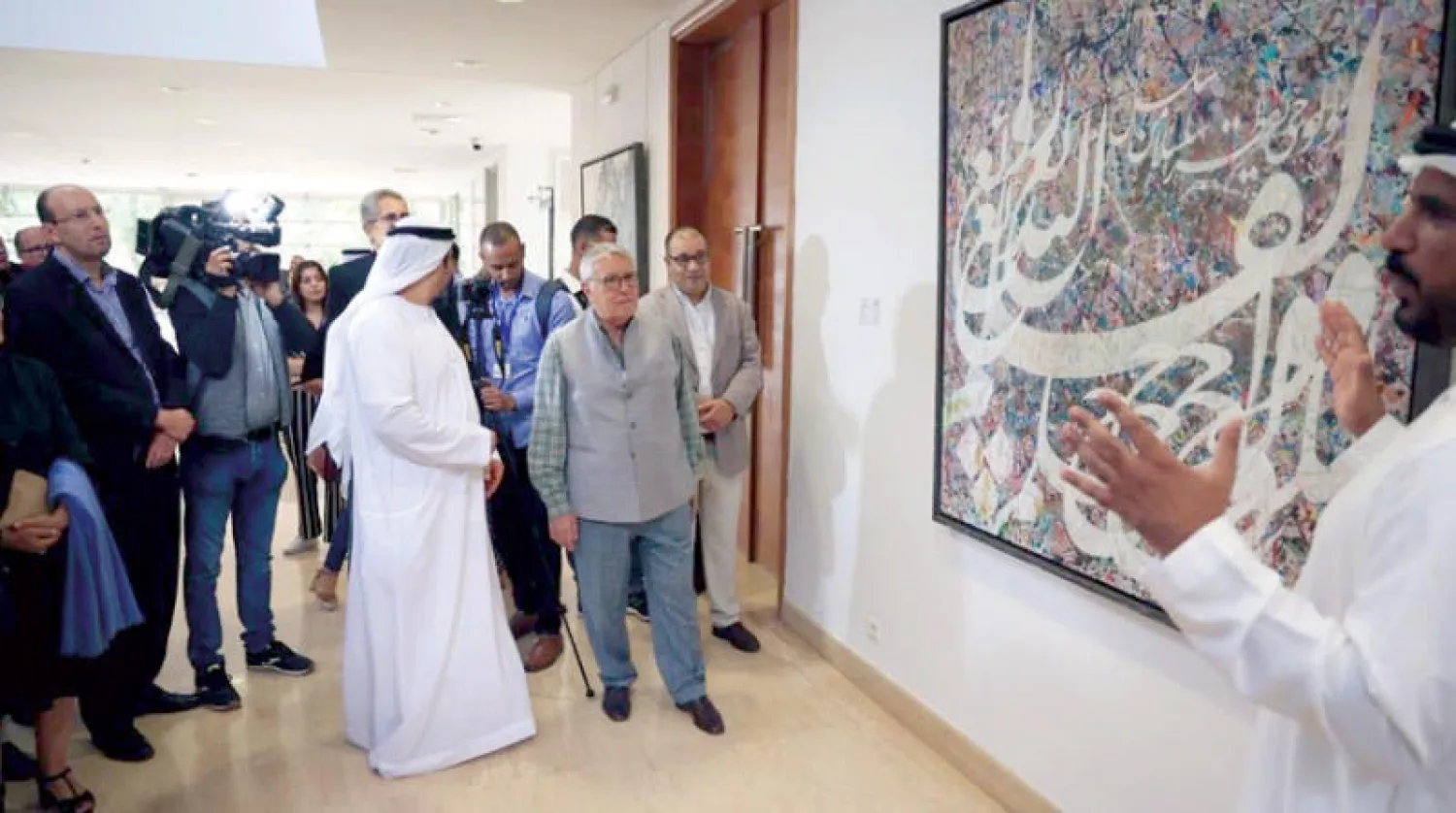 محمد بن عيسى لدى افتتاحه المعرض (الشرق الأوسط)