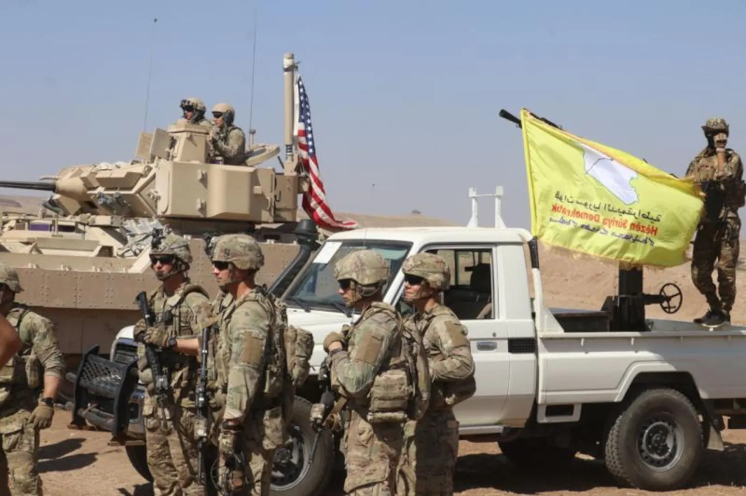 جنود أميركيون من قوات التحالف الدولي مع عناصر من «قسد» (الشرق الأوسط)