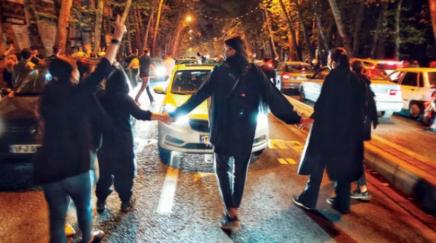Salıyı çarşambaya bağlayan gece Tahran'da düzenlenen protesto gösterisinden bir kare (AP)