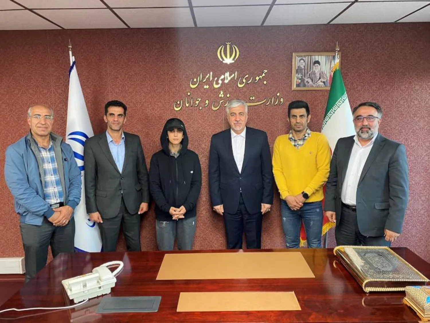 ركابي تلتقي وزير الرياضة الإيراني حميد سجادي بعد عودتها إلى طهران (رويترز)