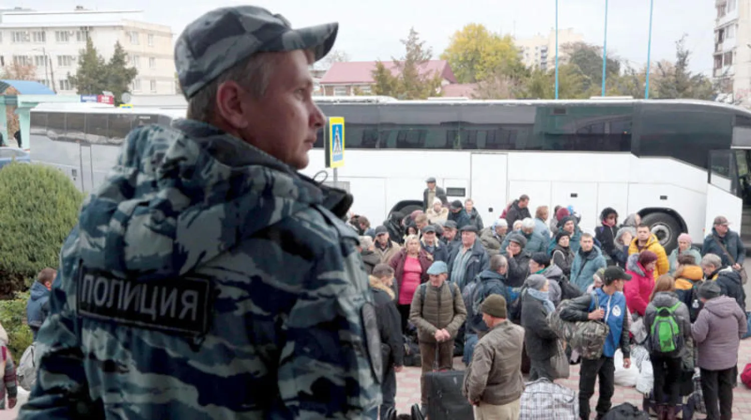 نازحون من خيرسون لدى وصولهم إلى القرم أمس في إطار عمليات إجلاء المدنيين من المدينة التي تقترب منها القوات الأوكرانية (أ.ف.ب)