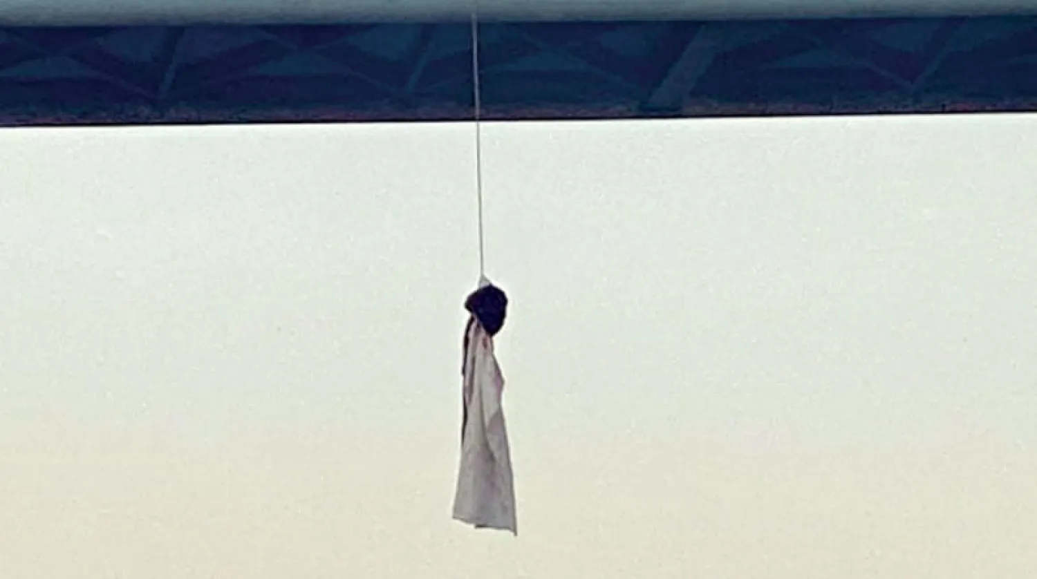 دمية ترمز للمرشد الإيراني معلقة على جسر فوق طريق سريع في طهران (تويتر)