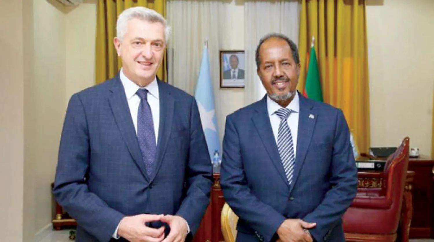 الرئيس الصومالي حسن شيخ محمود مستقبلاً المفوض السامي للأمم المتحدة لشؤون اللاجئين فيليب غراندي (وكالة الأنباء الصومالية)