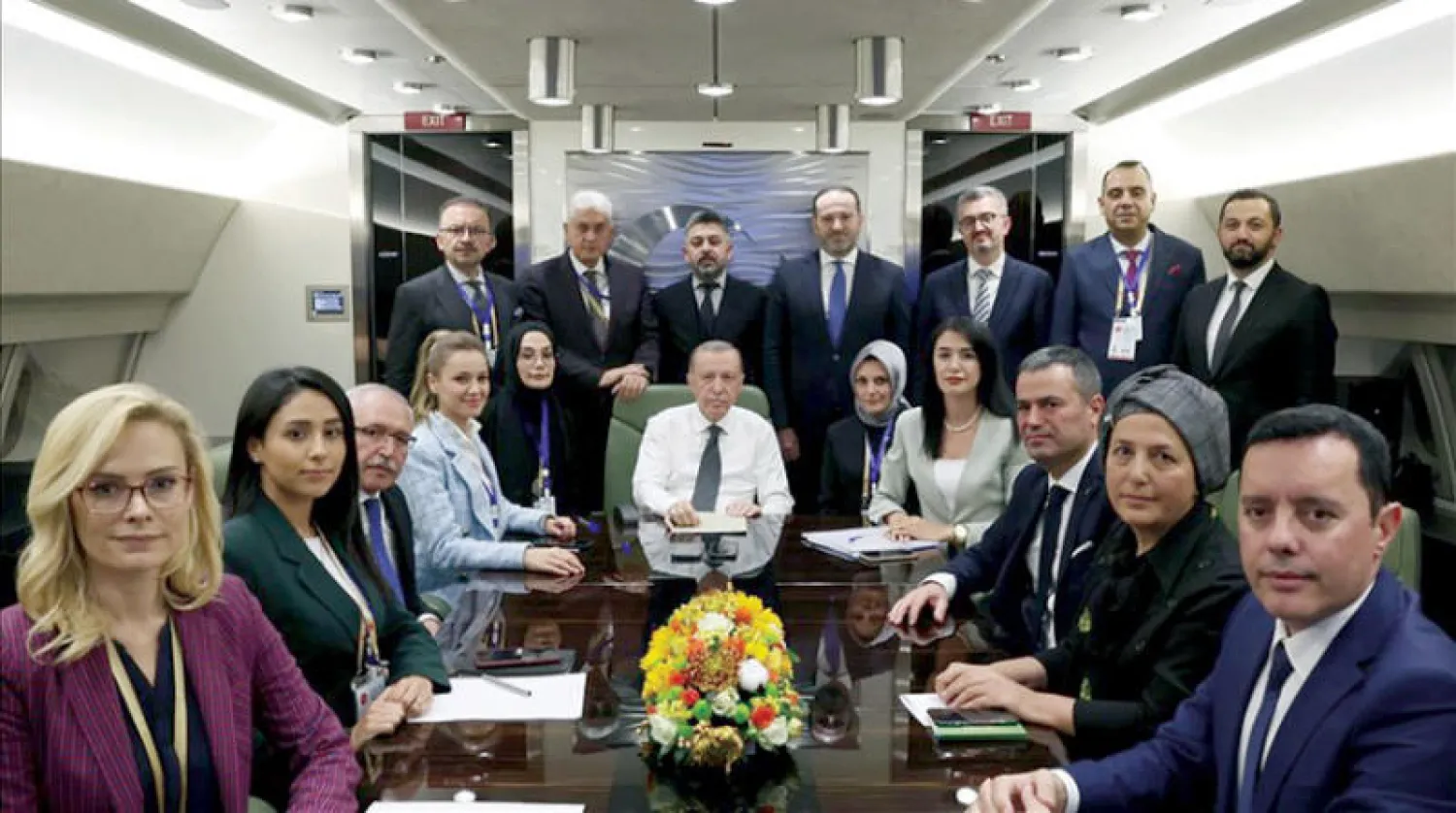 إردوغان أثناء حديثه للصحافيين لدى عودته من أذربيجان (الأناضول)