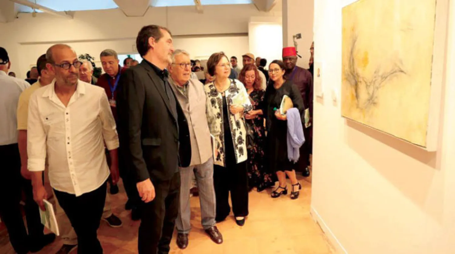 محمد بن عيسى أمين عام مؤسسة منتدى أصيلة يجول في معرضي الفنانين الإسبانيين (الشرق الأوسط)