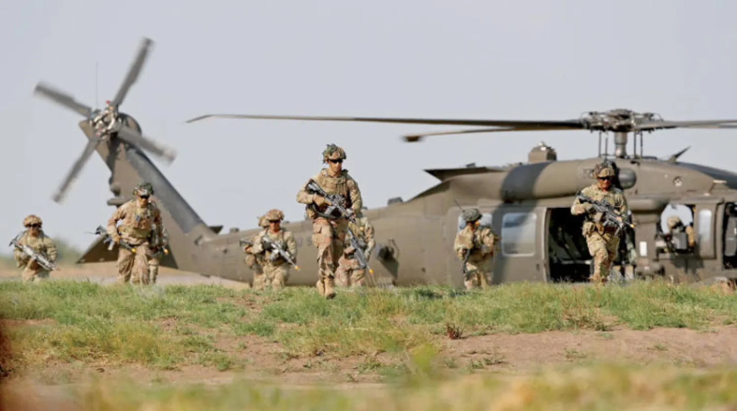 عناصر من الفرقة 101 المحمولة جواً في أوروبا خلال مناورات عسكرية لها في رومانيا (إ.ب.أ)