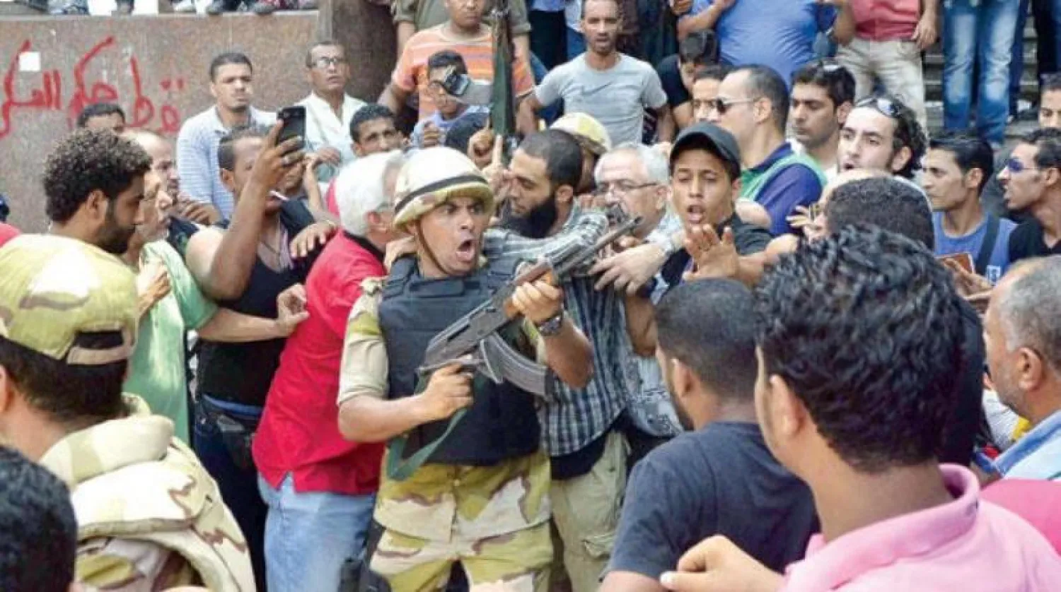 صورة لمواجهة بين جندي مصري وعناصر داعمة للإخوان عام 2013 (أ.ف.ب)