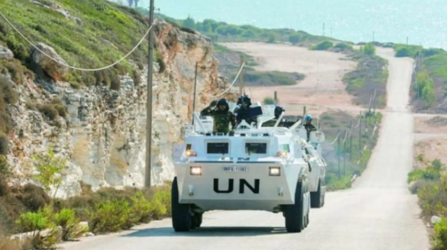 دورية لقوات الأمم المتحدة (يونيفيل) في بلدة الناقورة الحدودية مع إسرائيل أمس (رويترز)