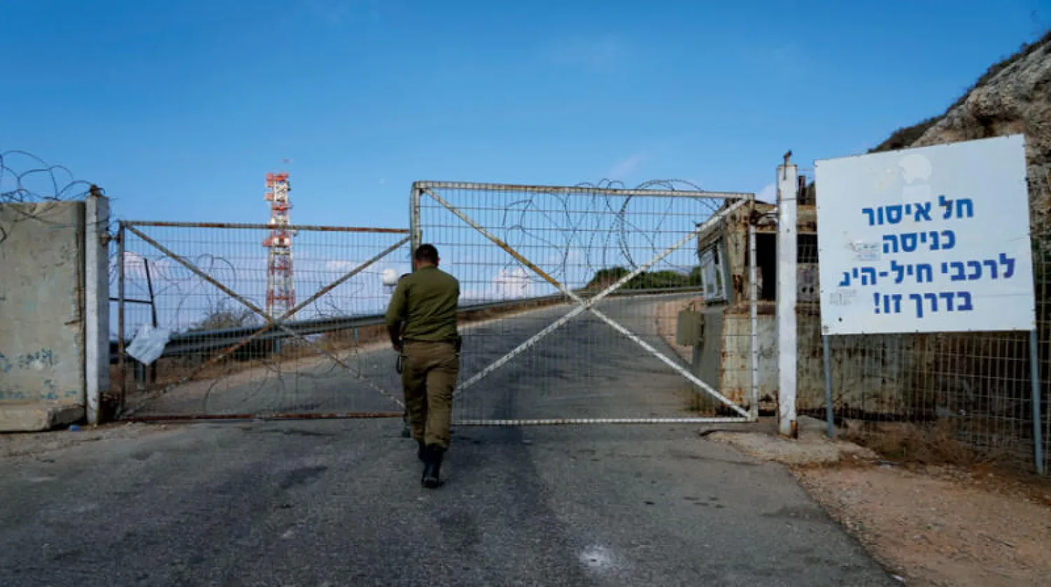 جندي إسرائيلي عند بوابة في رأس الناقورة الحدودي مع لبنان (أ.ب)