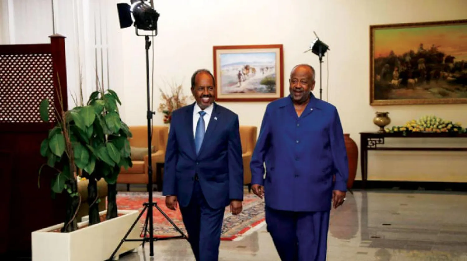 صورة وزعتها «وكالة الأنباء الصومالية» لاجتماع الرئيسين الصومالي والجيبوتي في جيبوتي