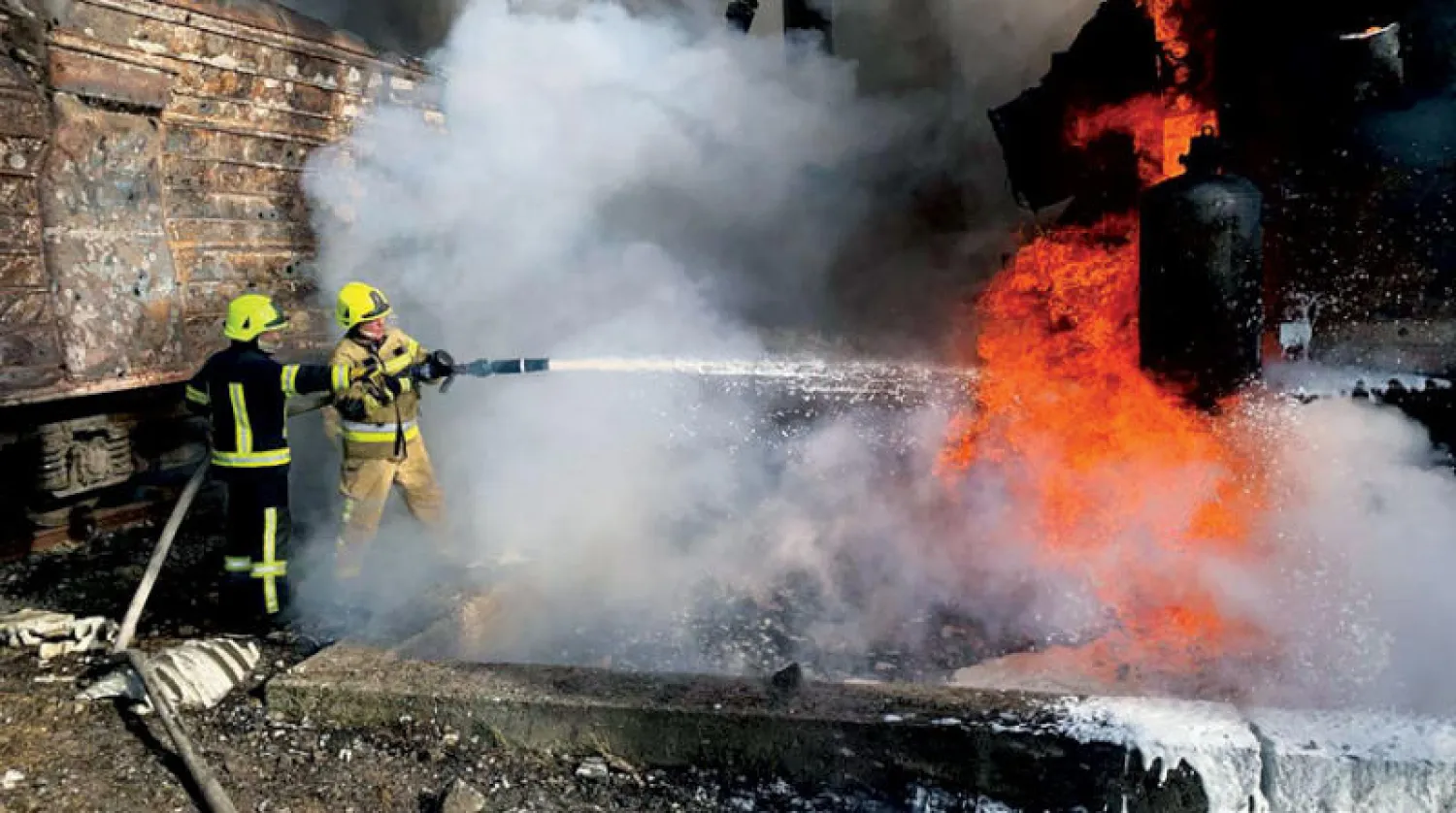 رجال إطفاء أوكرانيون في منشأة للطاقة بمنطقة ريفني شمال غربي أوكرانيا السبت (أ.ف.ب)