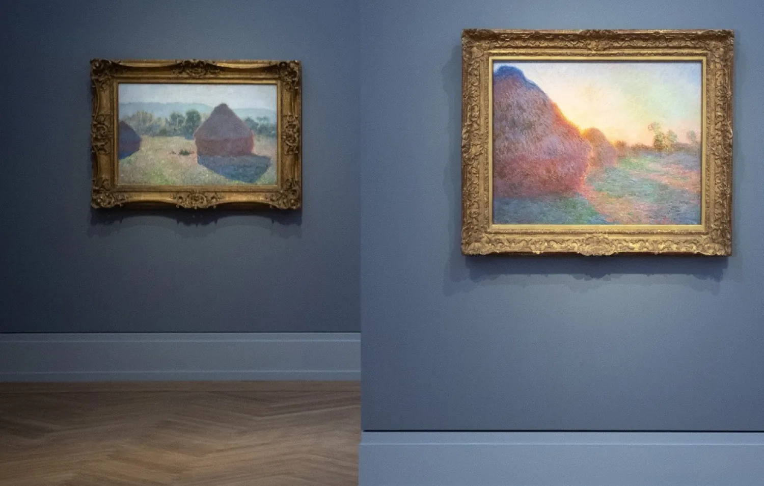 20 February 2020, Brandenburg, Potsdam: The paintings "Getreideschober in der Mittagssonne" (1890, L) and "Getreideschober" (1890) are on display in the exhibition "Monet.Orte" at the Museum Barberini. (dpa)