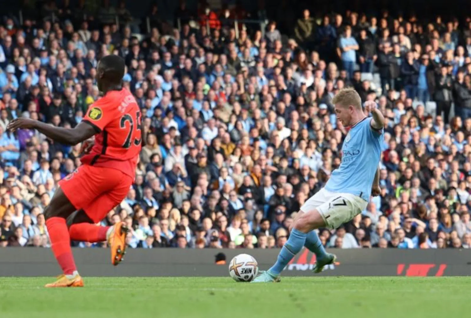 بروين يتأهب لتسديدة في مرمى برايتون (رويترز)